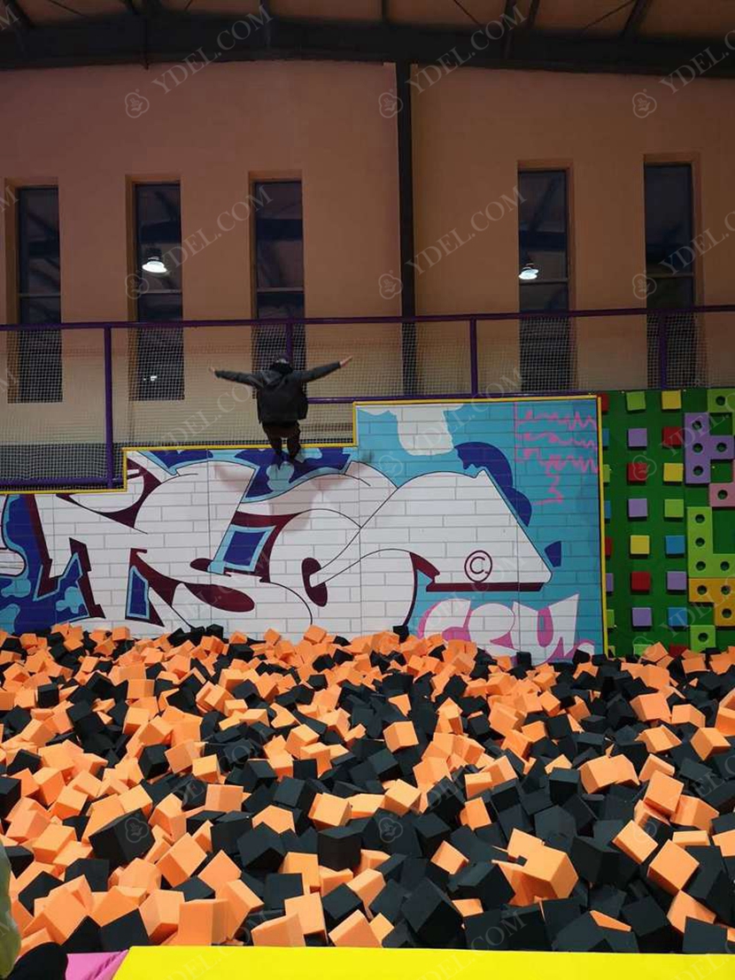 蹦（bèng）床公園海綿池一角