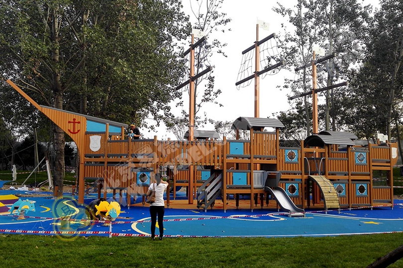 高端幼兒（ér）園戶外木（mù）製滑梯