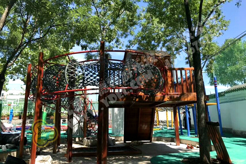 幼兒園（yuán）戶外鑽網滑梯