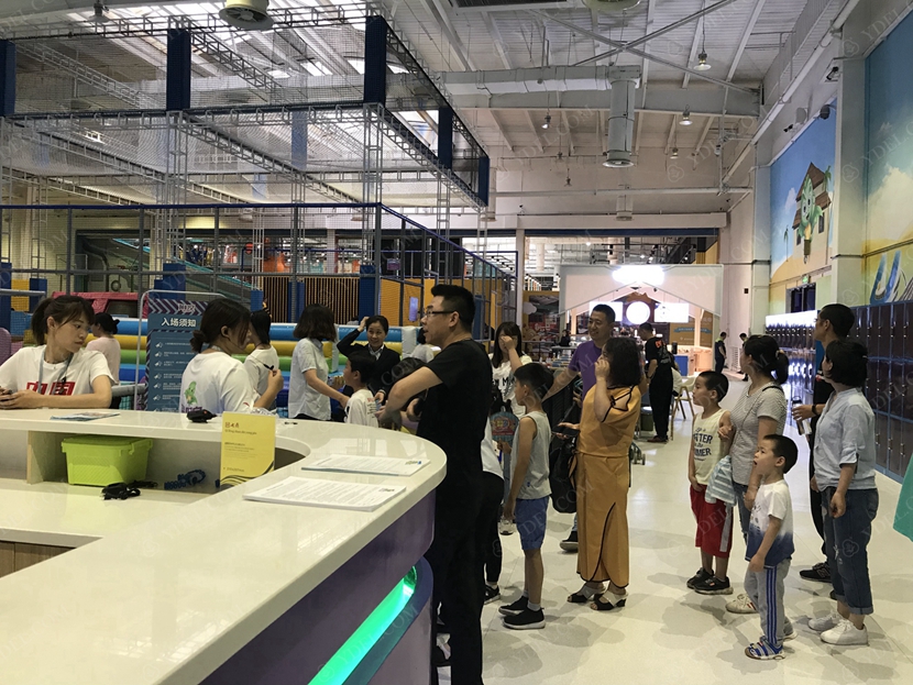 室內公園排隊遊玩場景