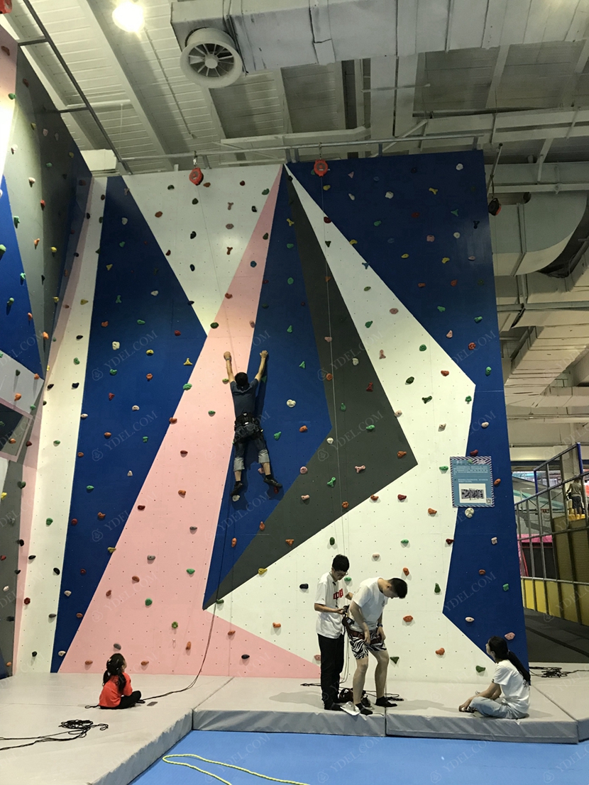 兒童（tóng）攀岩區域展（zhǎn）示（shì）